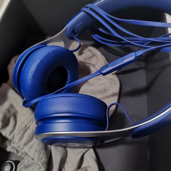 Beats EP blue on ear headphones - Picture 3 of 6